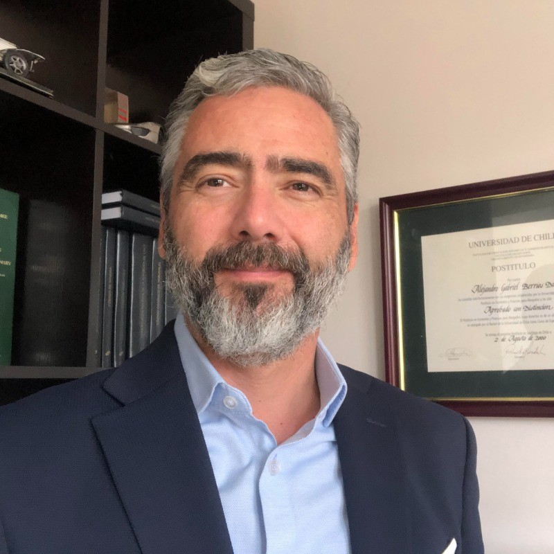 Alejandro Berríos Durán, abogado especialista en M&A, bienes raíces y Zona Franca